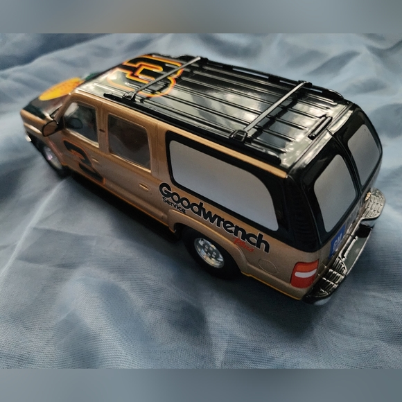Dale Earnhardt Suburban diecast 1:24 - Picture 4 of 10